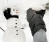 Fejtetőre állított világnapi hóember Gödöllőn