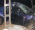 Életveszélyesen megsérült a villanyoszlopnak ütközött autó vezetője